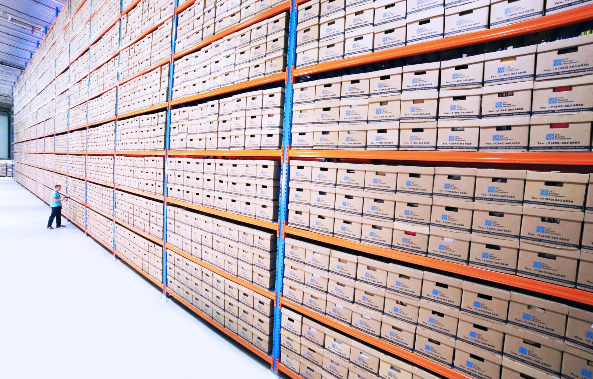 agv-robots-in-warehouse-1