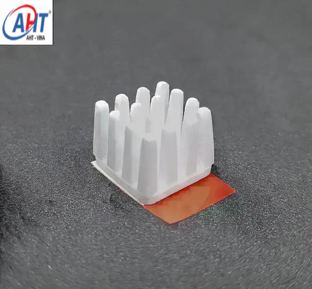 Tấm tản nhiệt bằng gốm kèm băng keo TG-CJP-12-Li98 Heat Sink
